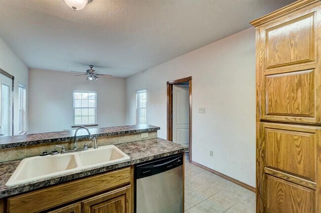 Building Photo - 608 Shady Oak