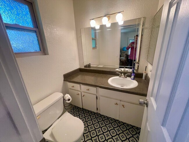 Building Photo - Gorgeous South West Escondido Home! $4,200/Month.  Pets Allowed - Text 619-889-8400