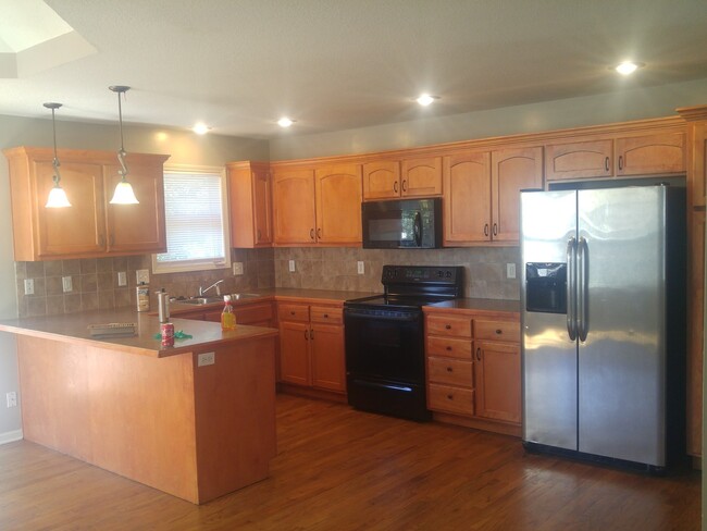 Building Photo - Large 5 bedroom raised ranch