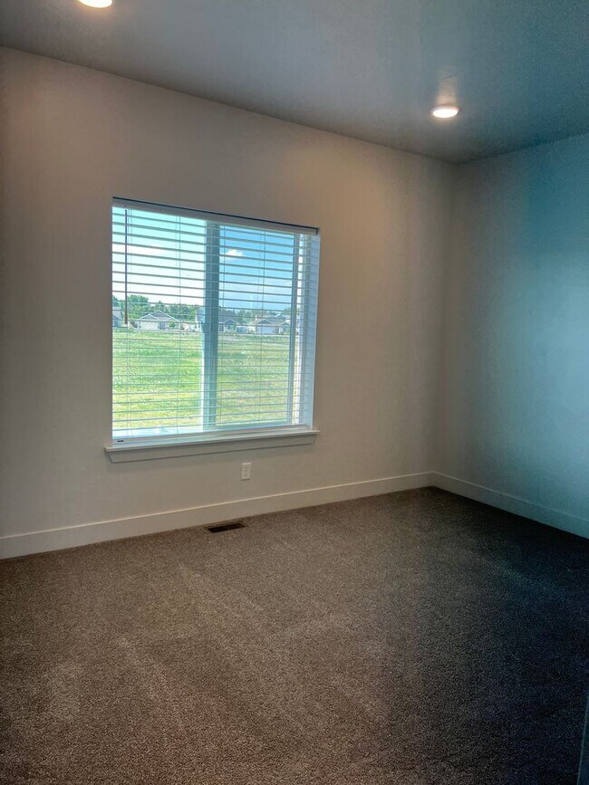 Building Photo - Beautiful 4 bed 2.5 bath home in the desirable Summerfield Subdivision