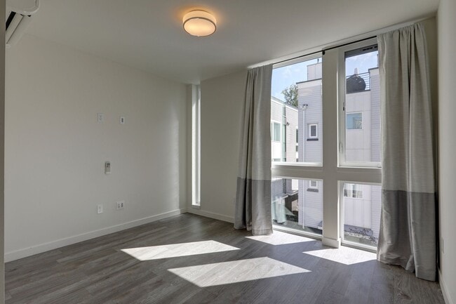 Building Photo - Stylish Capitol Hill Townhouse Living | 2 Bed + Den + Rooftop