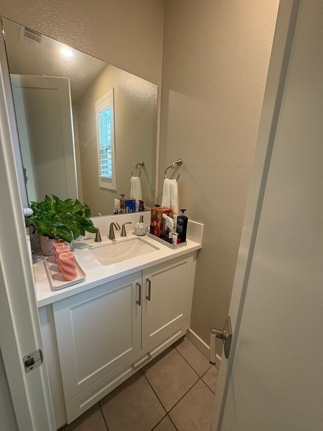 Building Photo - Elegant 3BR/2.5BA Condo in Carlsbad