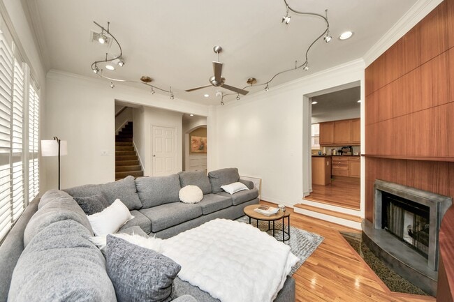 Building Photo - 825 Rosine St