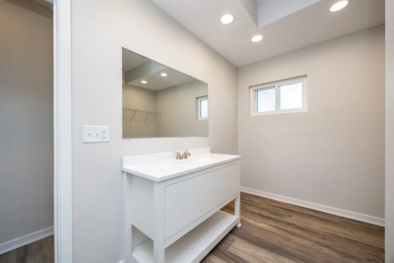 Building Photo - 1332 E Sheridan Ave