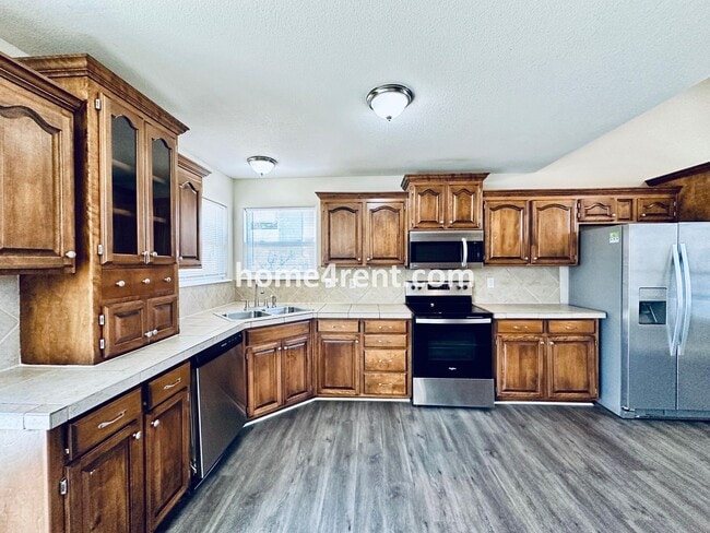 Building Photo - Spacious Four Bedroom Northland Home with a Finished Basement, 3 car garage and Fenced Yard!