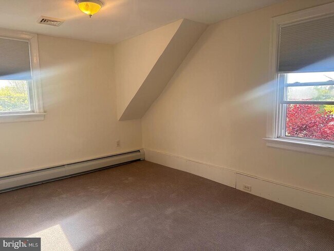 Building Photo - 229 Iona Ave