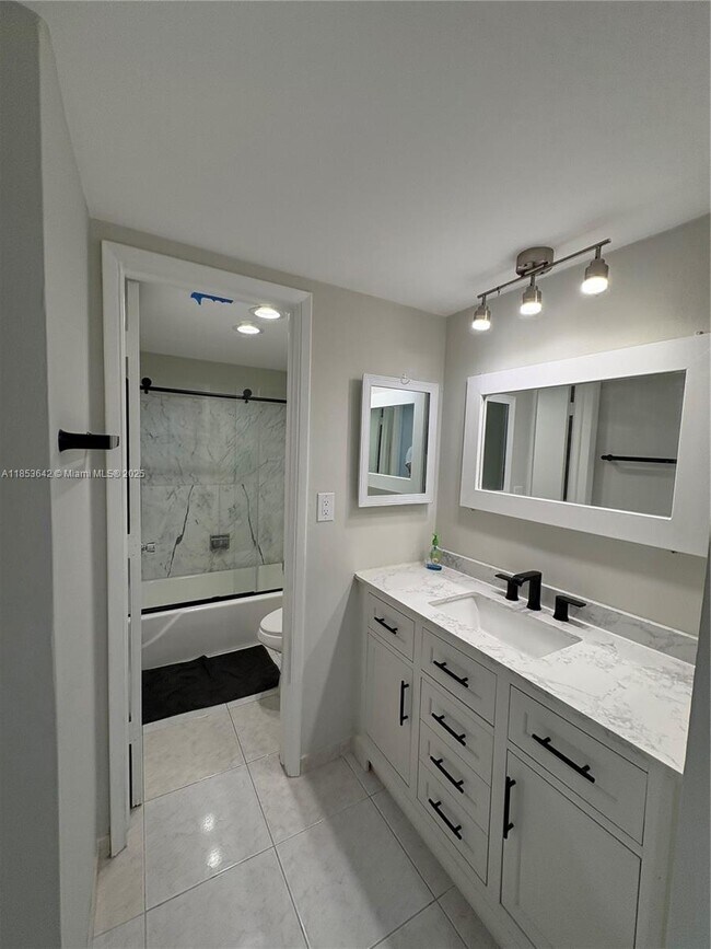 Building Photo - 1069 Hillsboro Mile