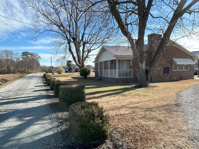 Building Photo - "Charming 3-Bedroom Home with Inviting Spa...