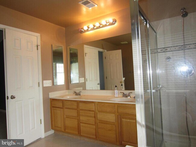 Building Photo - 11640 Fairfax Center Woods Tr