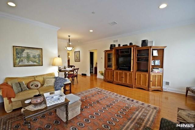 Building Photo - 5 Tenakill Park E