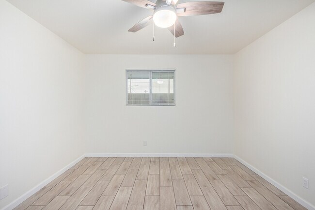Building Photo - 5107 N 28th Dr
