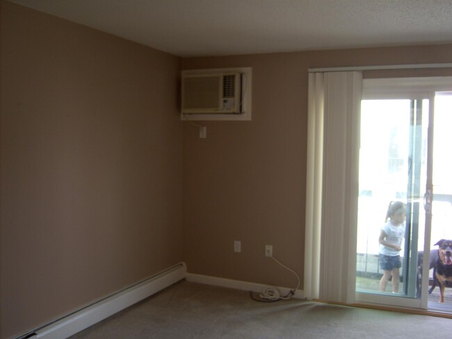 Living room wall unit Air condition - 1237 Pawtucket Blvd