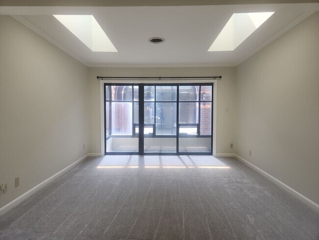 Building Photo - Spacious Condo Close to King St Metro/Old ...