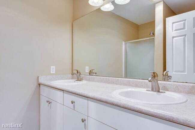 Building Photo - 3 br, 2 bath Condo - 1526 SE Cutter Ln