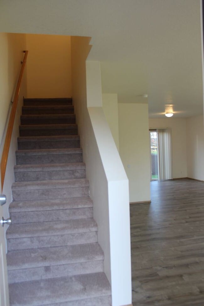 Building Photo - Three bedroom townhouse