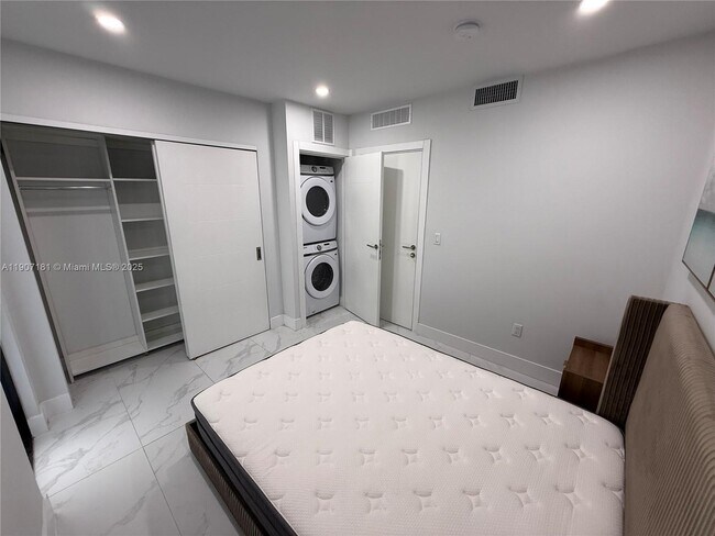 Building Photo - 944 Jefferson Ave