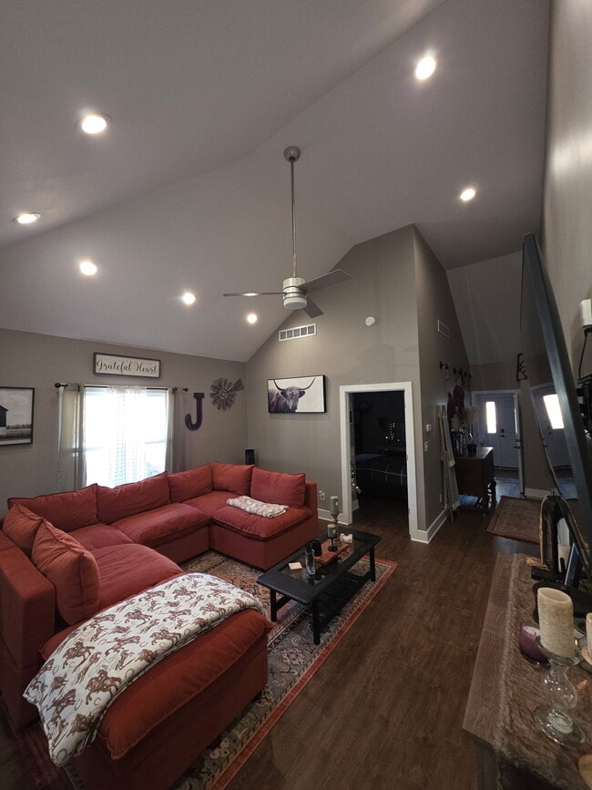 Building Photo - 329 N School Ave