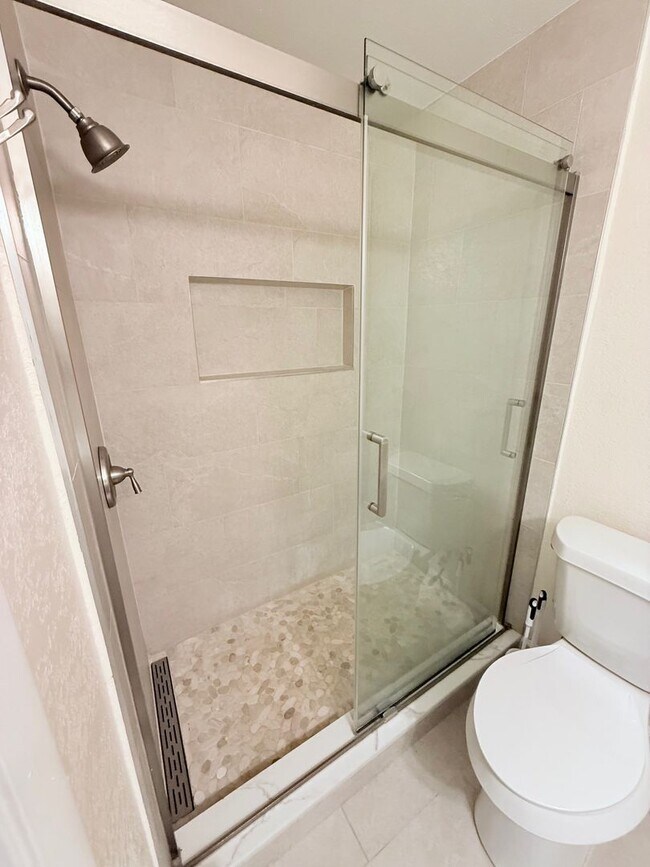 Building Photo - Beautifully Updated & Furnished 2-Bed/2-Ba...