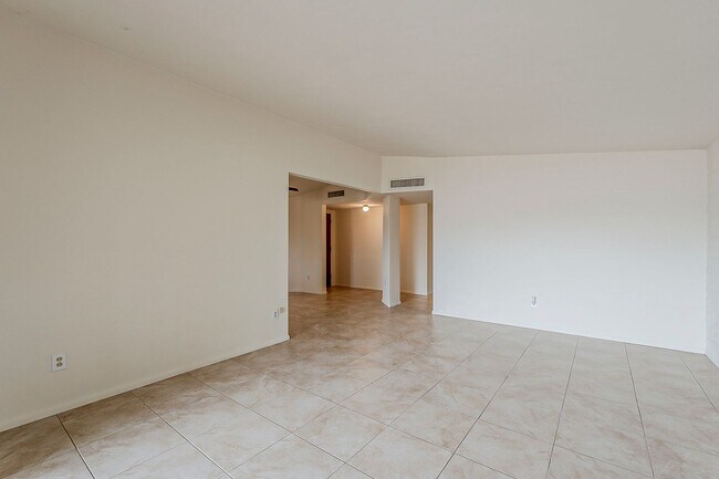 Building Photo - 1437 E Lester St
