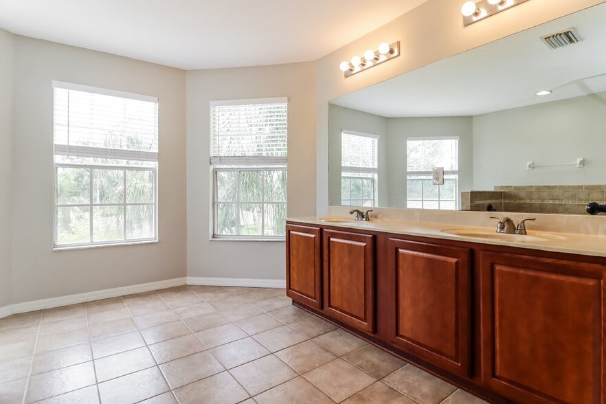 Building Photo - 1422 Kaffir Lily Ct