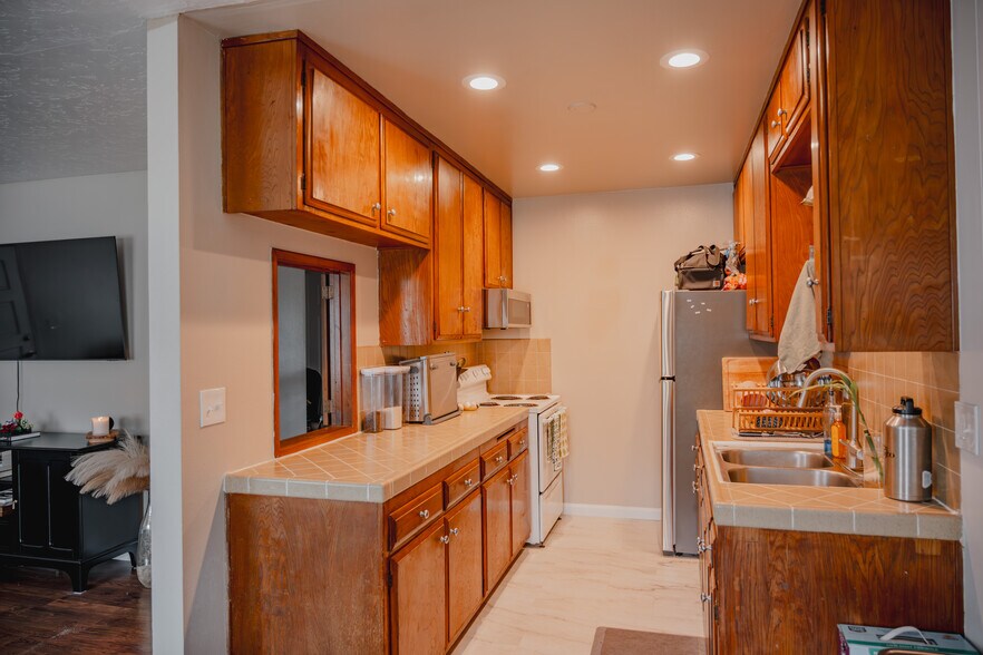 Building Photo - 340 Moss St