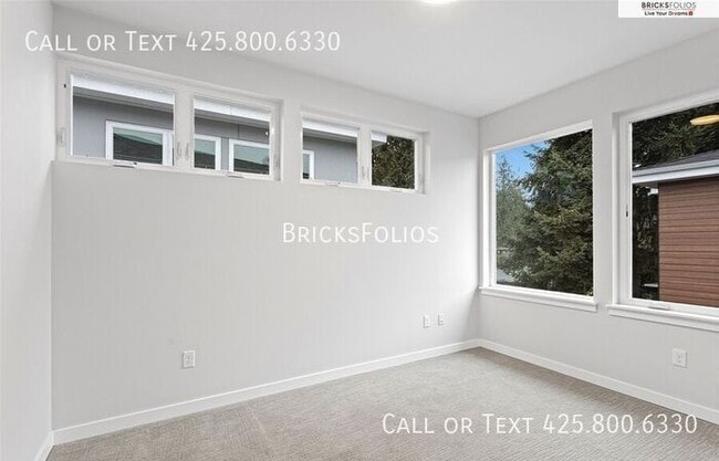 Building Photo - Move-In Ready Townhome with Ground Floor Suite & Views of Olympic Mountains