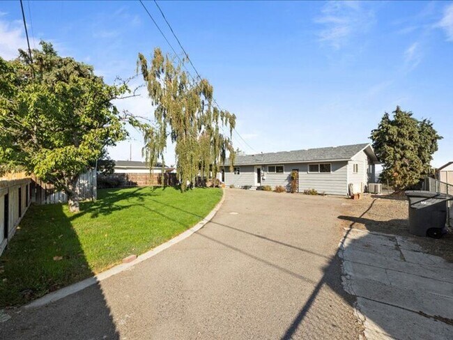 Building Photo - 3603 W Canal Dr