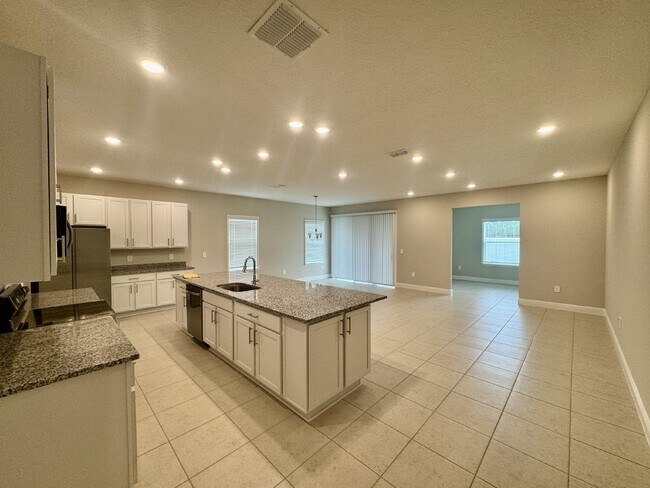 Building Photo - ***HALF OFF FIRST MONTH'S RENT FOR LEASE S...