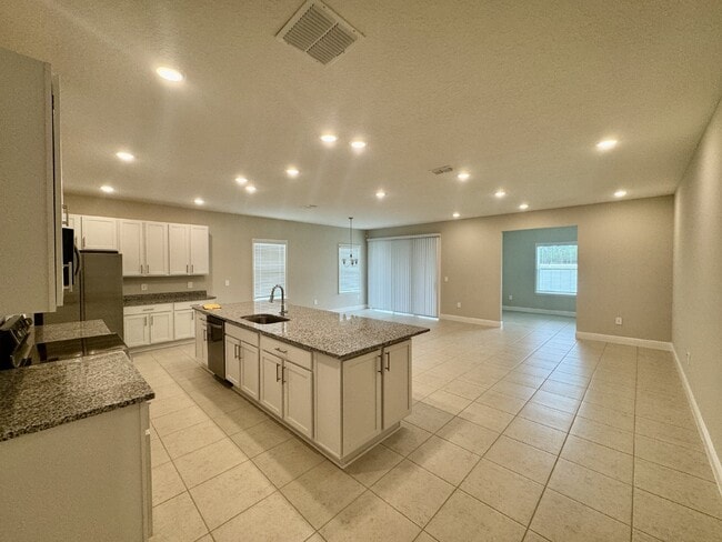 Building Photo - Spacious 4-Bedroom Home in Bradenton, FL