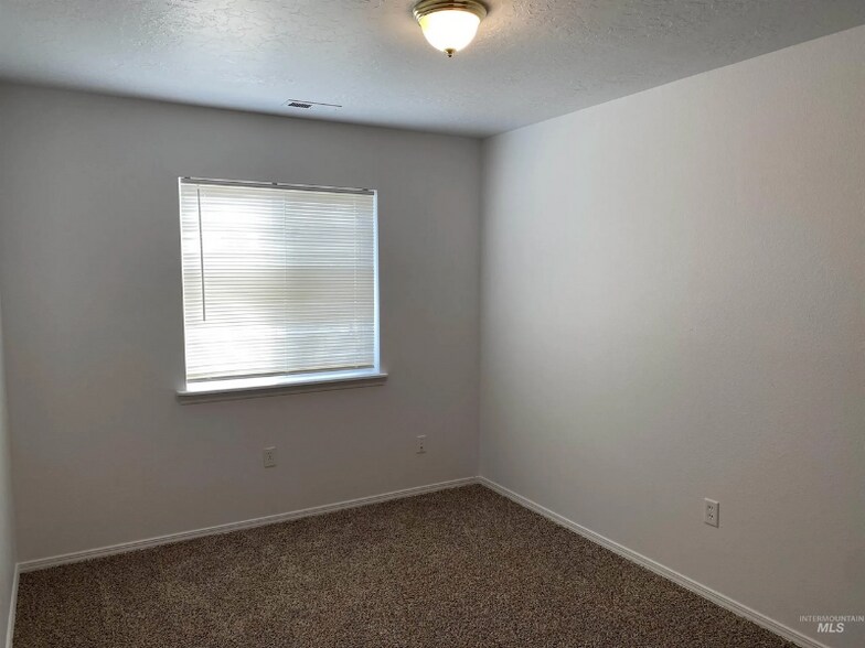 Building Photo - 116-118 NE Lotus Ct