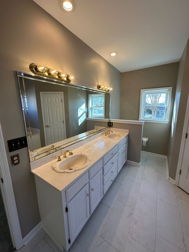 Building Photo - Elegant 4 BR w/POOL MAINTENANCE INCLUDED near Cherokee Valley Golf Club