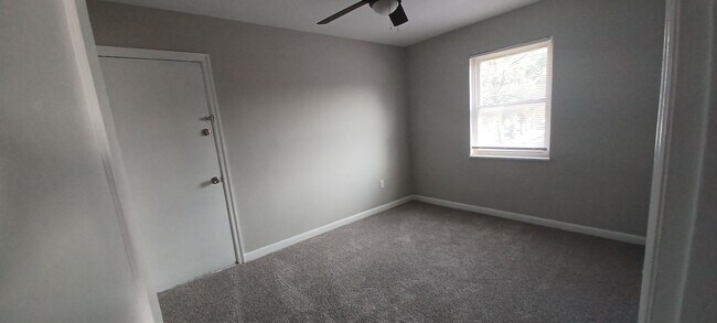 Building Photo - Beautiful 1 bed/1 bath apartment, just off...