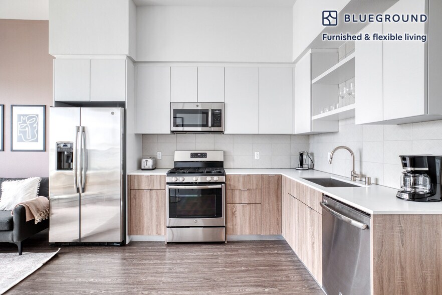 Building Photo - 4210 Del Rey Ave