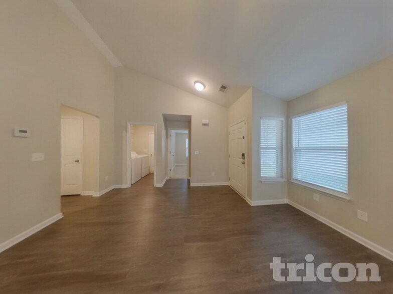Building Photo - 590 Pollyanna Dr