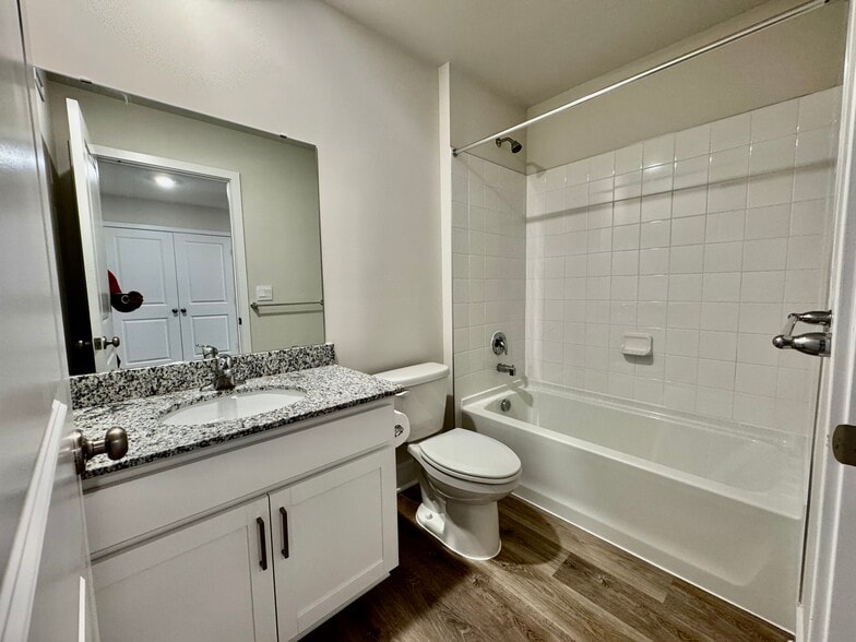 Shared Bathroom - 6 Elliot Ln