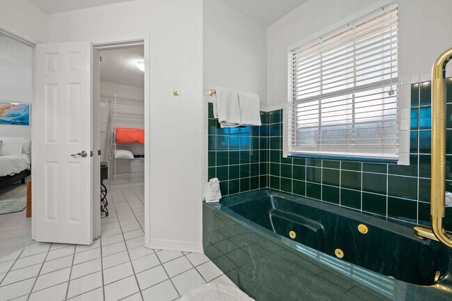 Building Photo - 300 Lan Rob Ln