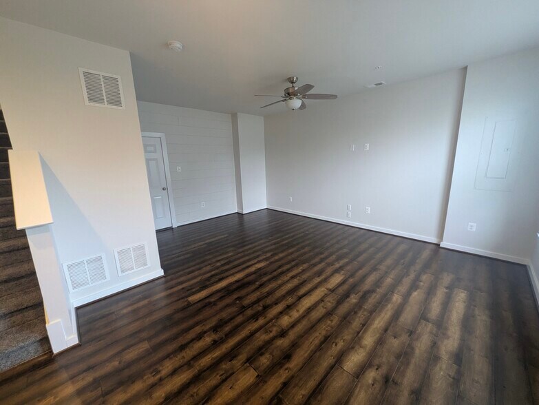 Building Photo - 1121 Lawler Dr