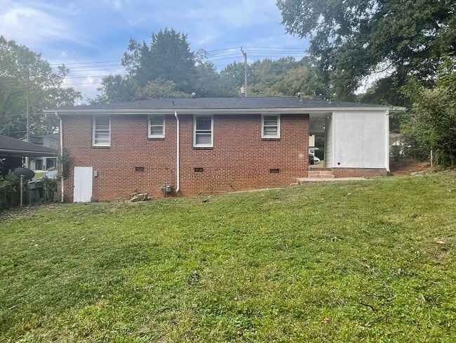 Building Photo - Newly renovated Ranch style 3 bedroom 1 ba...