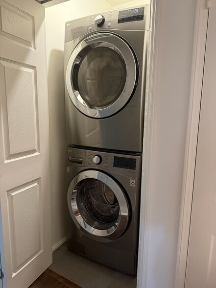 Washer/dryer in unit, opposite side of bathroom and between both bedrooms - perfect location - 9933 Robbins Dr