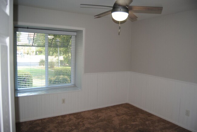 Building Photo - 2413 Sunrise Dr
