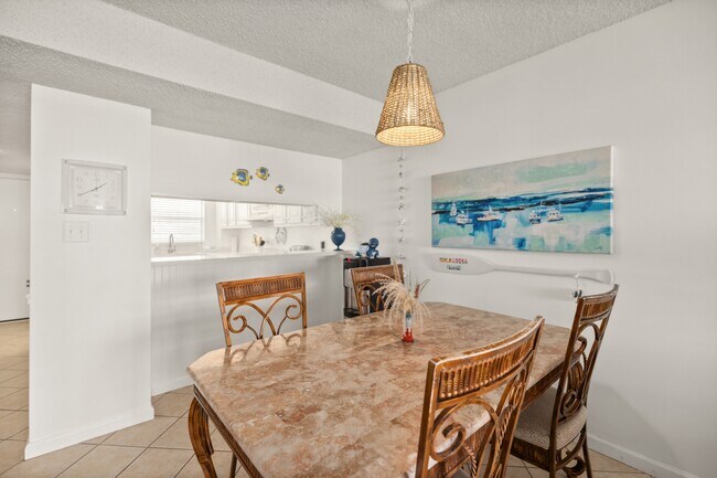 Building Photo - 909 Santa Rosa Blvd