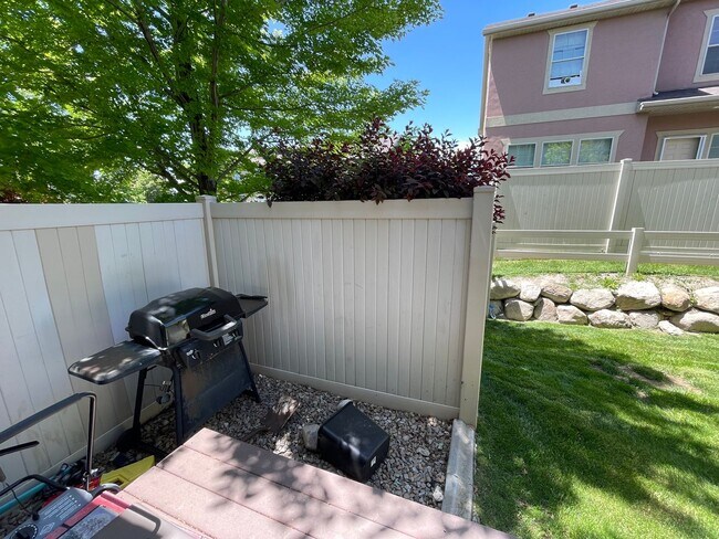 Building Photo - 4 bed 3 bath Townhome