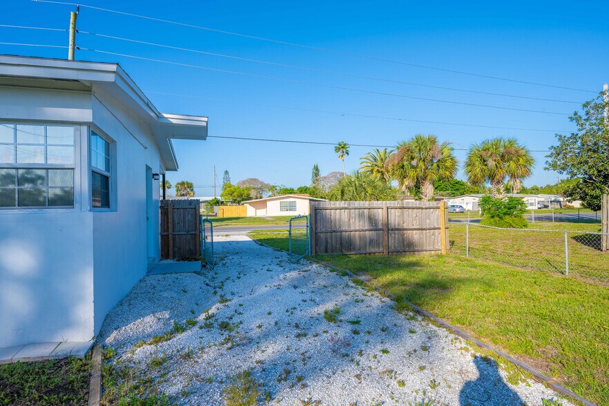 Building Photo - 1011 Bianca Dr NE