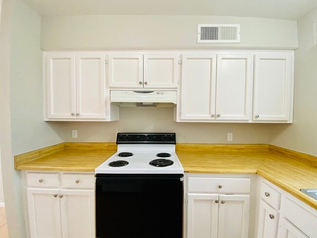 Building Photo - Huge Adobe 2 Bed/1Bath Adobe Townhome in C...