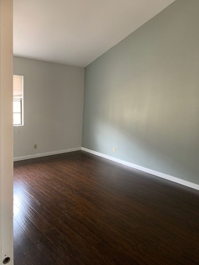 Building Photo - Beautiful 2 Bedroom 2 1/2 Bathroom Van Nuy...