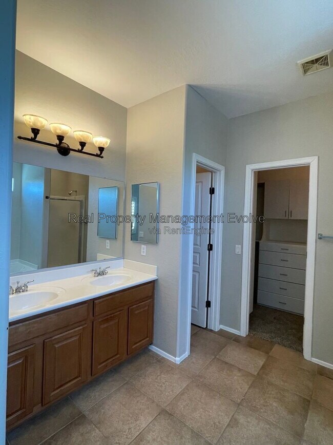Building Photo - 3632 W Jacksonville Dr