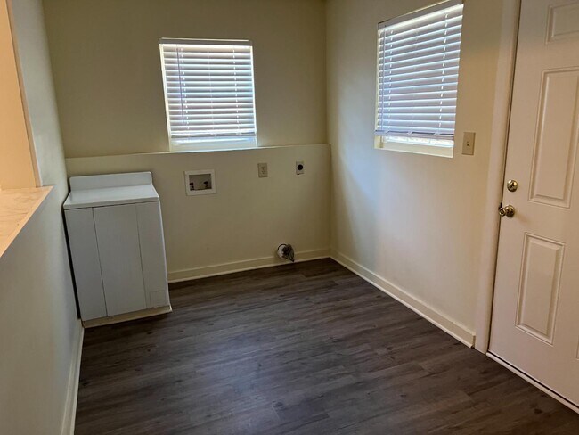 Building Photo - 513 E 14th St