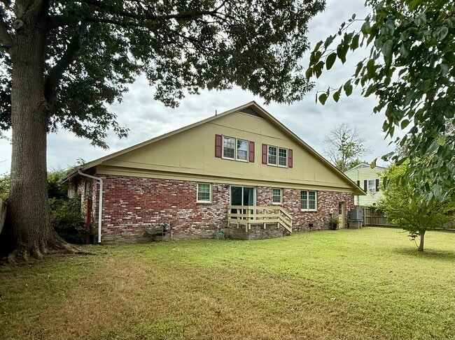 Building Photo - 322 Shoreline Dr