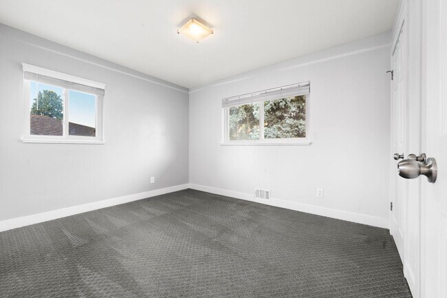 Building Photo - Available NOW! 4 Bedroom 3 Bath Beautiful Home