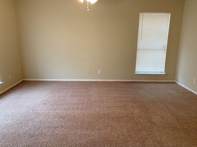 Building Photo - 1006 Poppets Way